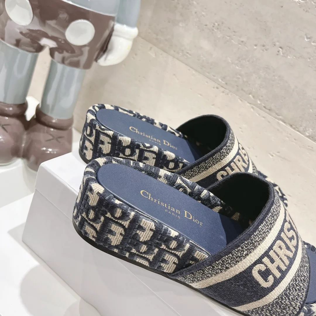 👟👟Ex-factory price 400👟👟 Women's shoes, women's clothing DIOR Dior early spring new letter rust thick-soled slippers▪️ ✅What we sell is sheepskin foot pads~ ✅Reject the low-priced version in the market❌ ✅High-end quality, welcome to inspect and compare with three 👏 ✅Beautiful wedge-heeled thick-soled slippers, which make the feet slimmer and longer than the flat bottoms ✅The benefits for petite girls are here❤️ ✅It is also a must-have for daily travel and home. You can wear it however you like regardless of the occasion. The color is super beautiful! No need to worry about any dress code ✅The outsole is designed with a non-slip and wear-resistant backing, so you don’t have to worry about rain on rainy days 👉Size: 34-40 yards (custom-made sizes 34, 40 and 41 are non-refundable)